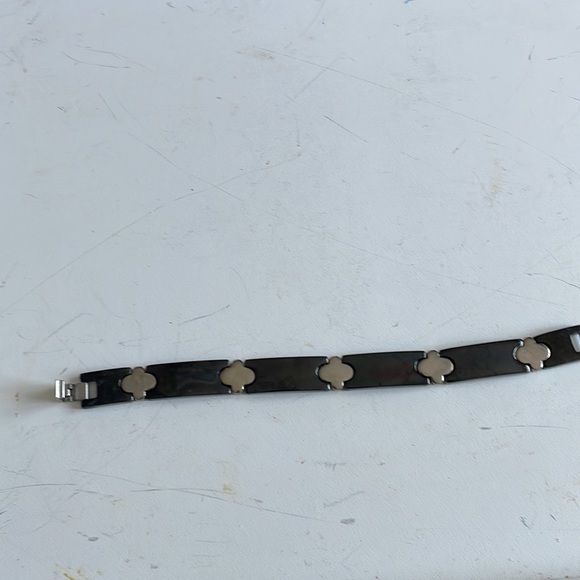 magnetic bracelet that looks great. Like new. - Picture 4 of 5